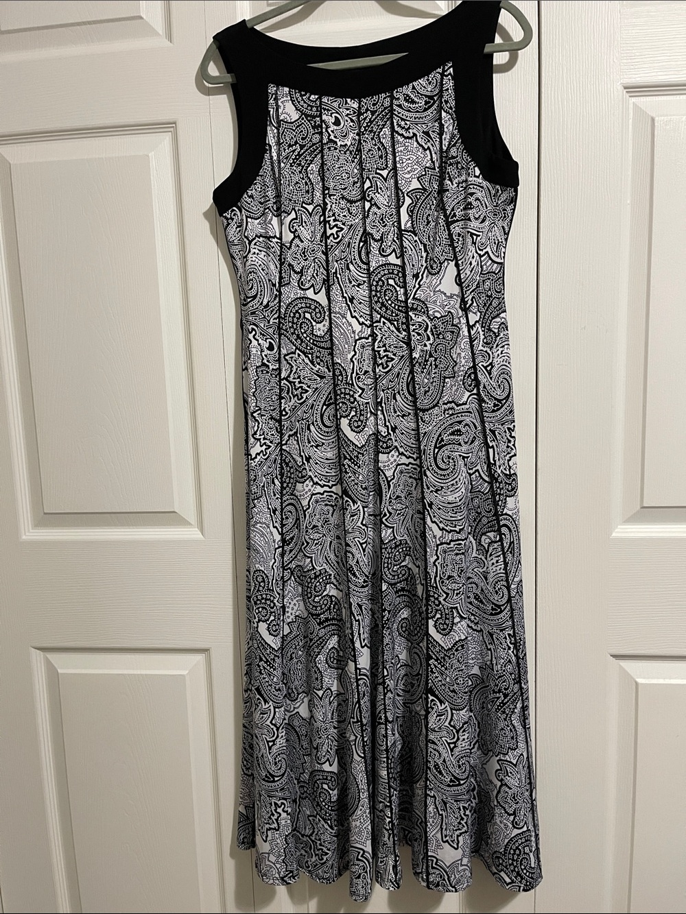 Perceptions Black & White Paisley Sleeveless Maxi Dress